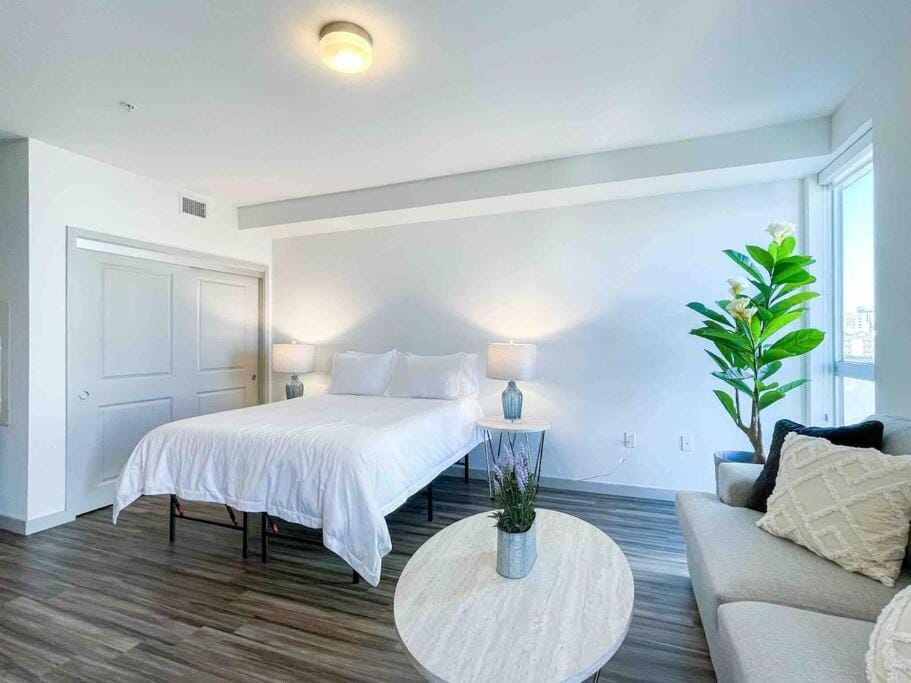 Studio Downtown Walk to Convention Center Apartment in Los Angeles