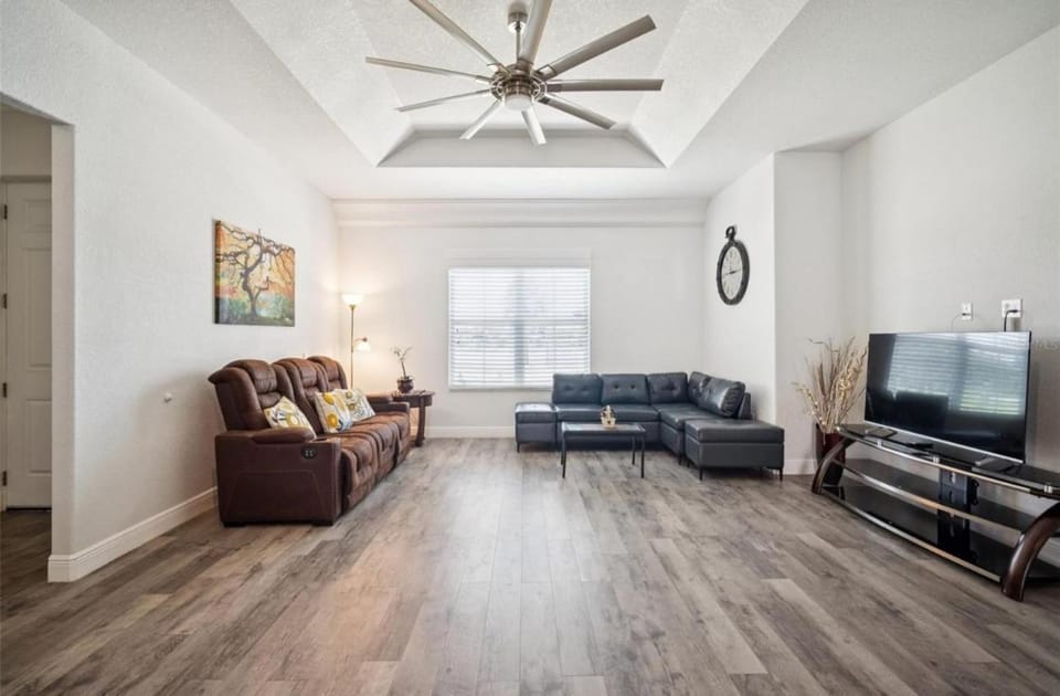 Newer Construction Home in Port Richey 3BR 2BA Bright with High Ceilings, Screened Lanai & Lake View, Fully Furnished, Conveniently Located on a Corner Lot with No Front Neighbors, Short Walk to US-19, Shops & Restaurants House in Bayonet Point