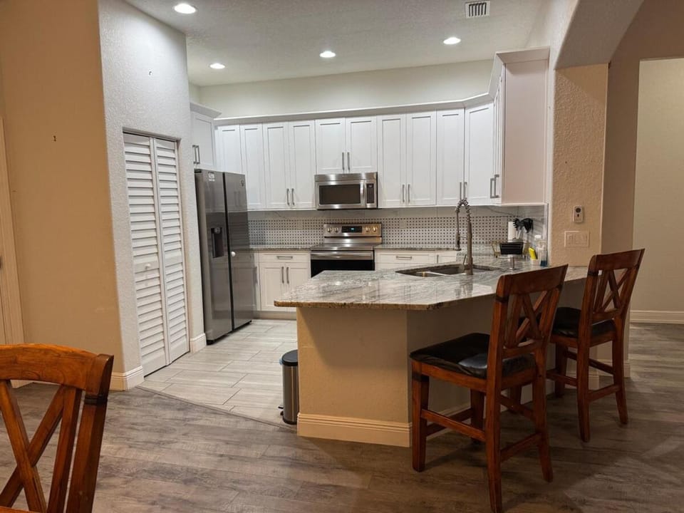 Newer Construction Home in Port Richey 3BR 2BA Bright with High Ceilings, Screened Lanai & Lake View, Fully Furnished, Conveniently Located on a Corner Lot with No Front Neighbors, Short Walk to US-19, Shops & Restaurants House in Bayonet Point