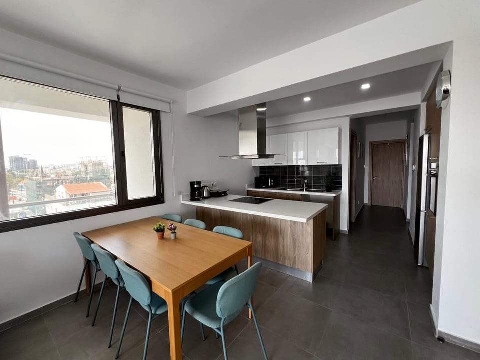 Kitchen or kitchenette, Dining area, oven, stove