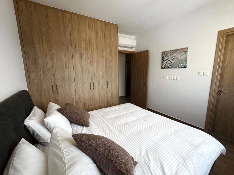 Bed, Photo of the whole room, Bedroom, wardrobe, air conditioner