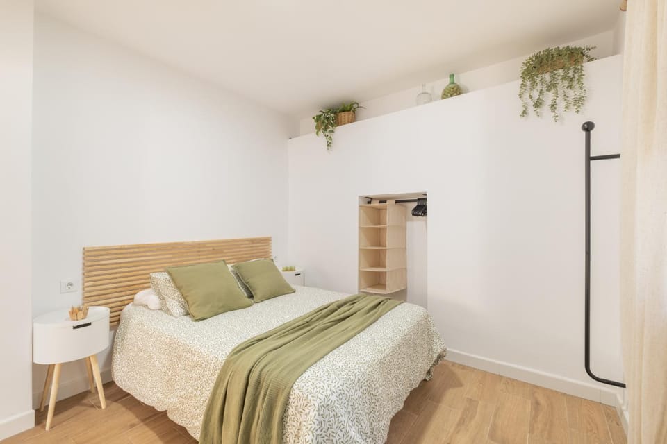Photo of the whole room, Bedroom