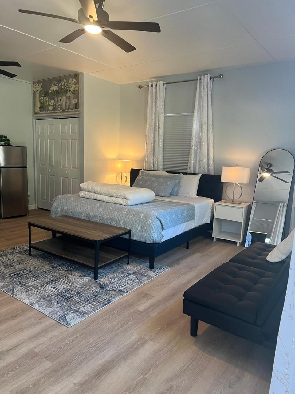 Photo of the whole room, Bedroom