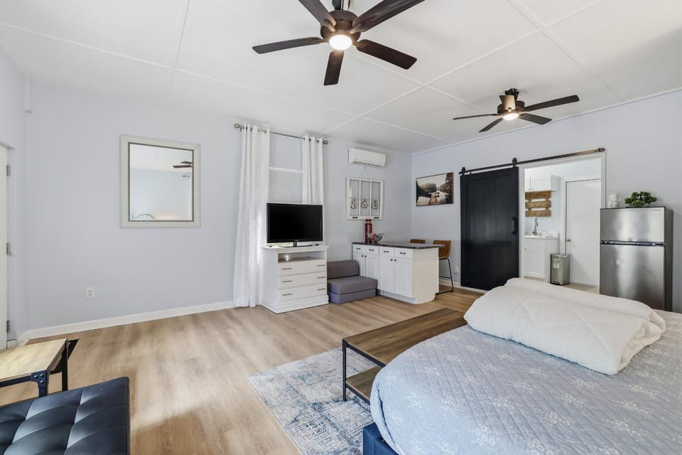 Bed, TV and multimedia, Evening entertainment, Bedroom