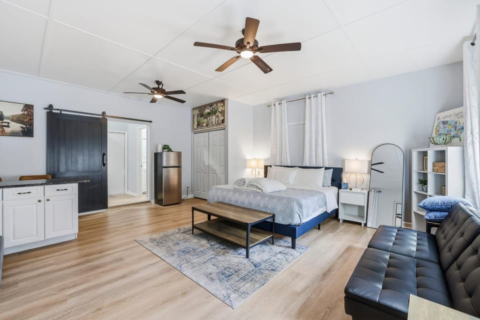 Bed, Photo of the whole room, Seating area, Bedroom