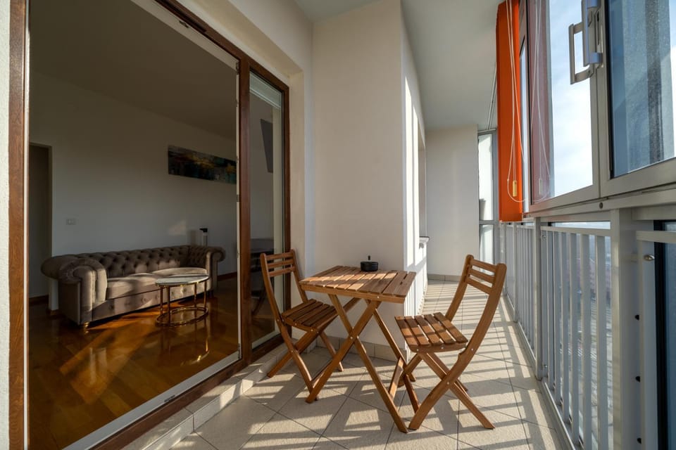 View (from property/room), Balcony/Terrace, Seating area, Dining area