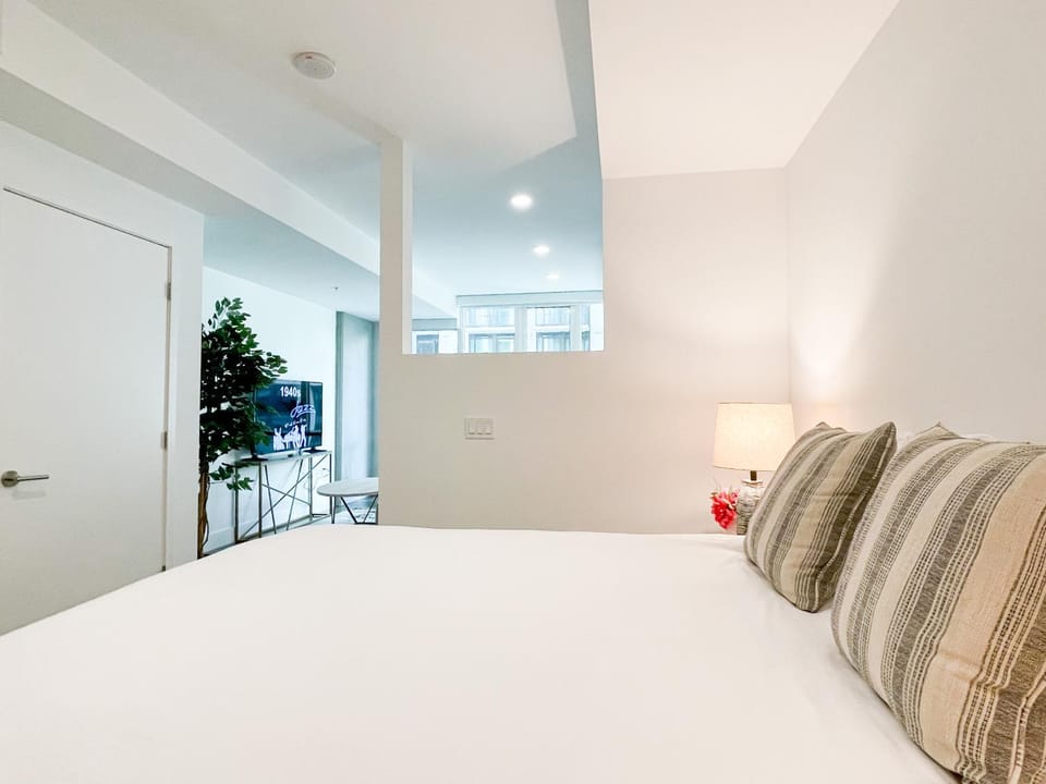 Suite Downtown Pool and Gym Access Apartment in Los Angeles