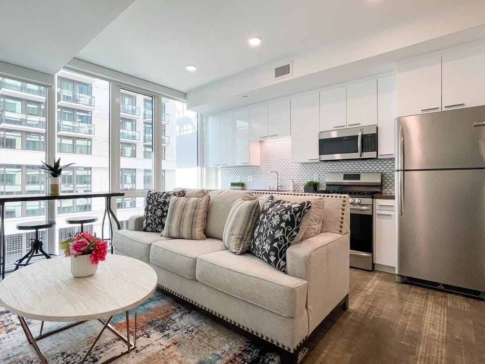 Suite Downtown Pool and Gym Access Apartment in Los Angeles
