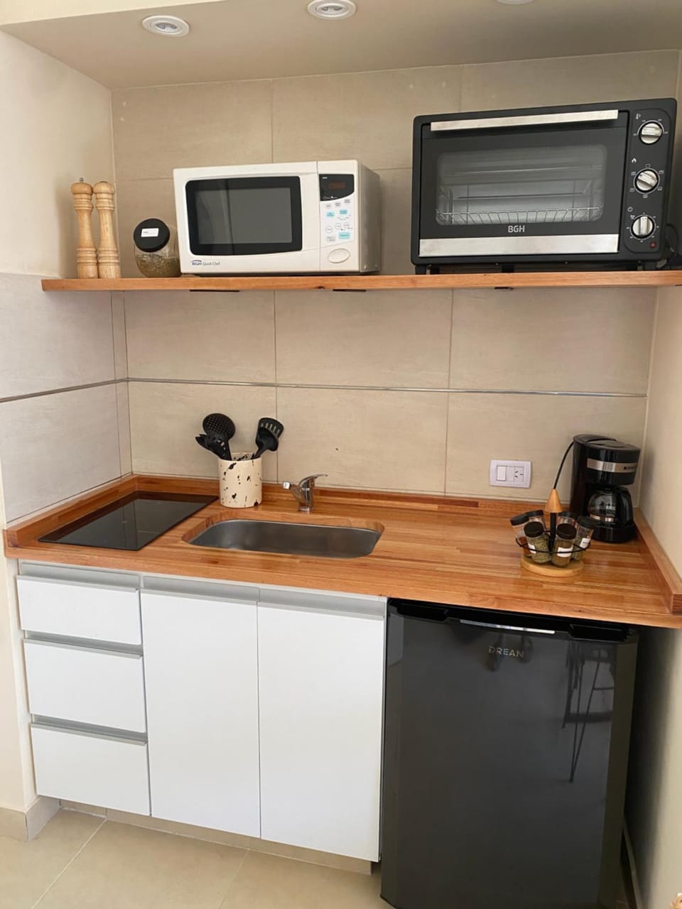 Coffee/tea facilities, Kitchen or kitchenette, minibar, stove, toaster