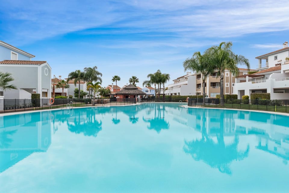 Property building, Day, Pool view, Swimming pool, sunbed