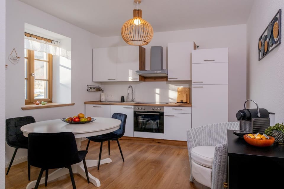 Kitchen or kitchenette, Dining area, oven, toaster