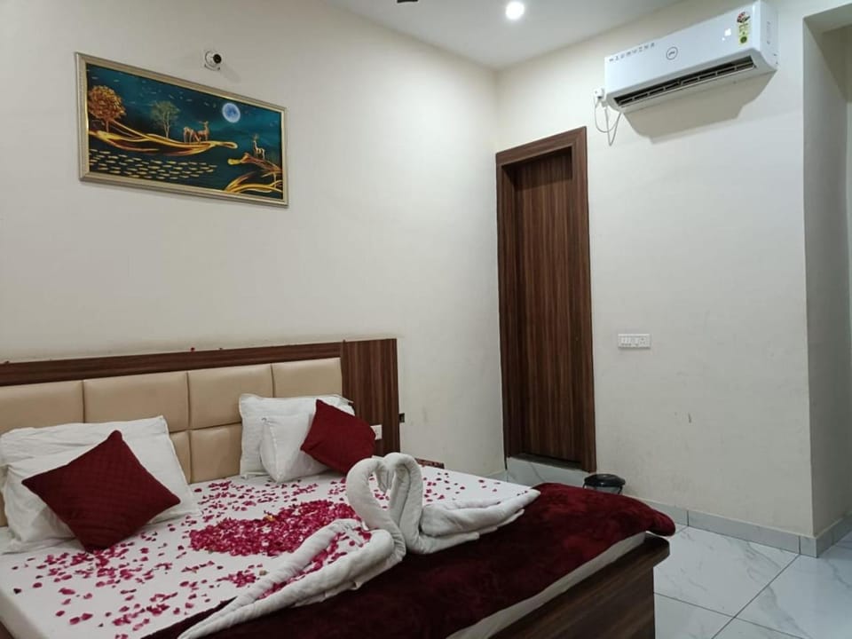 Bed, Photo of the whole room, Bedroom, air conditioner