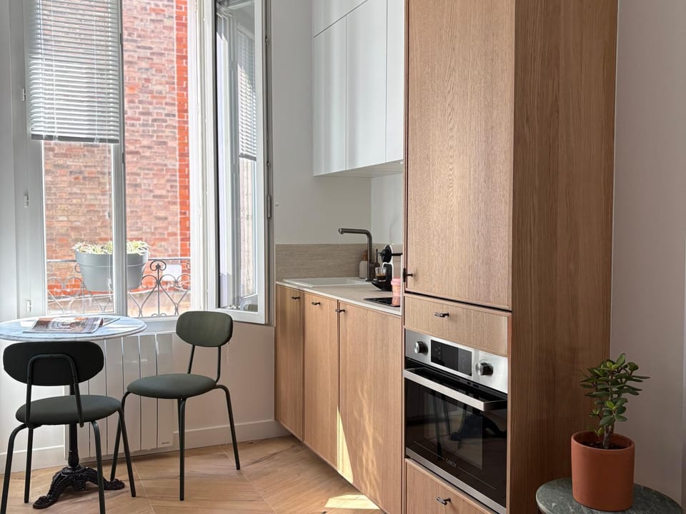 Kitchen or kitchenette, Dining area, dishwasher, stove