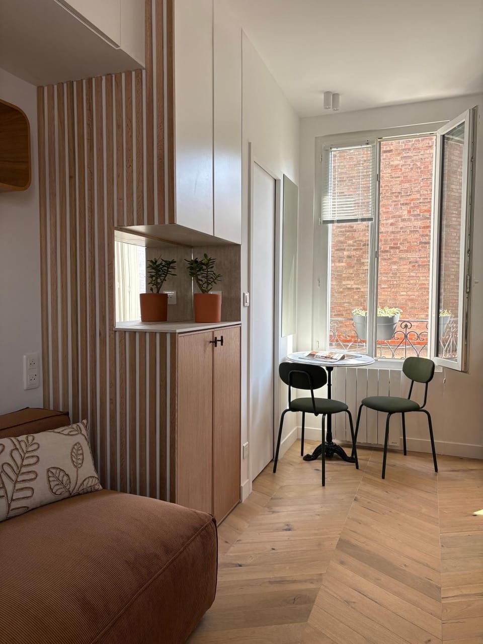 Kitchen or kitchenette, Living room, Seating area, Dining area