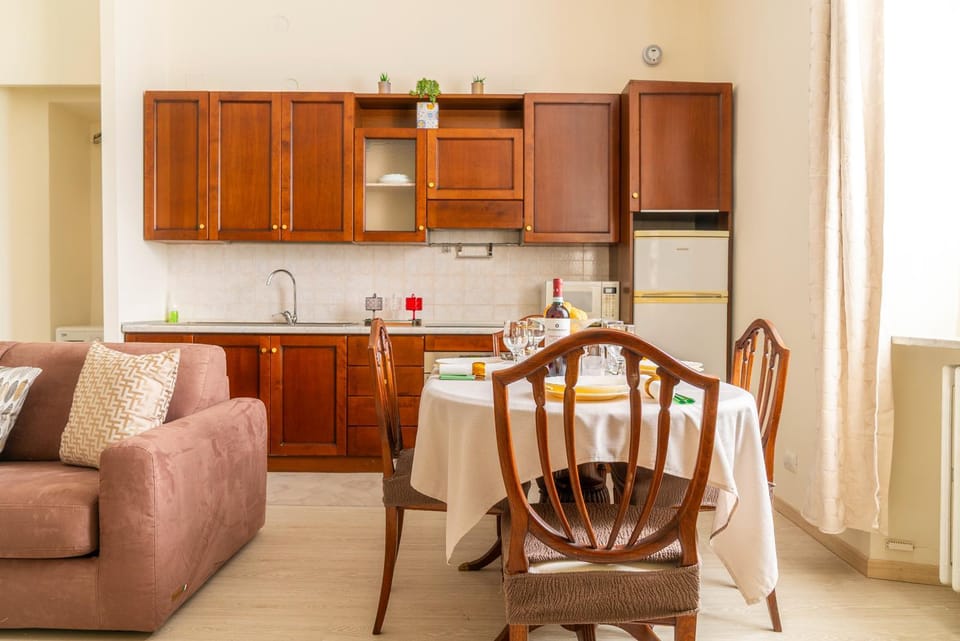 Kitchen or kitchenette, Seating area, Dining area