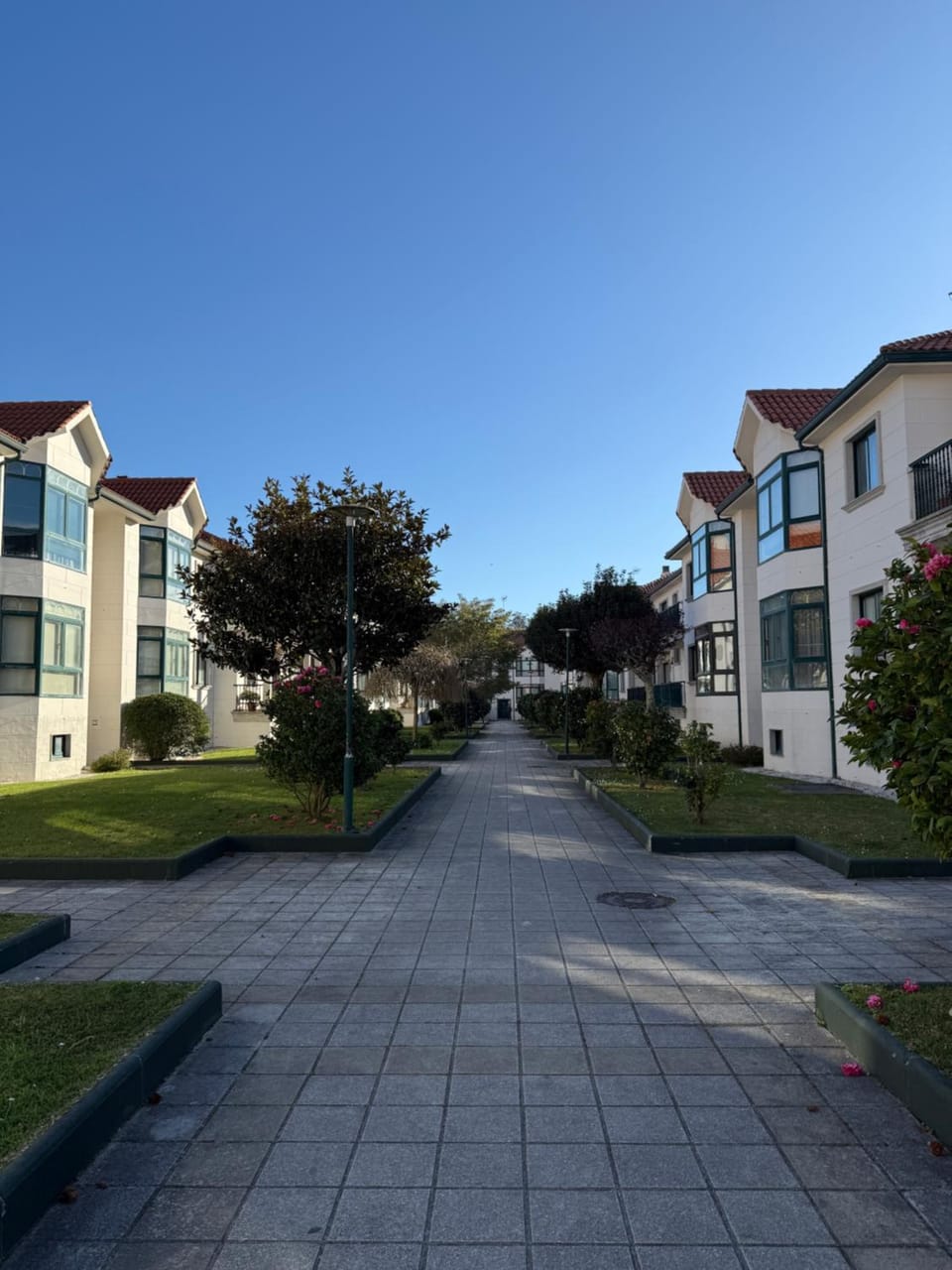 Facade/entrance, Neighbourhood