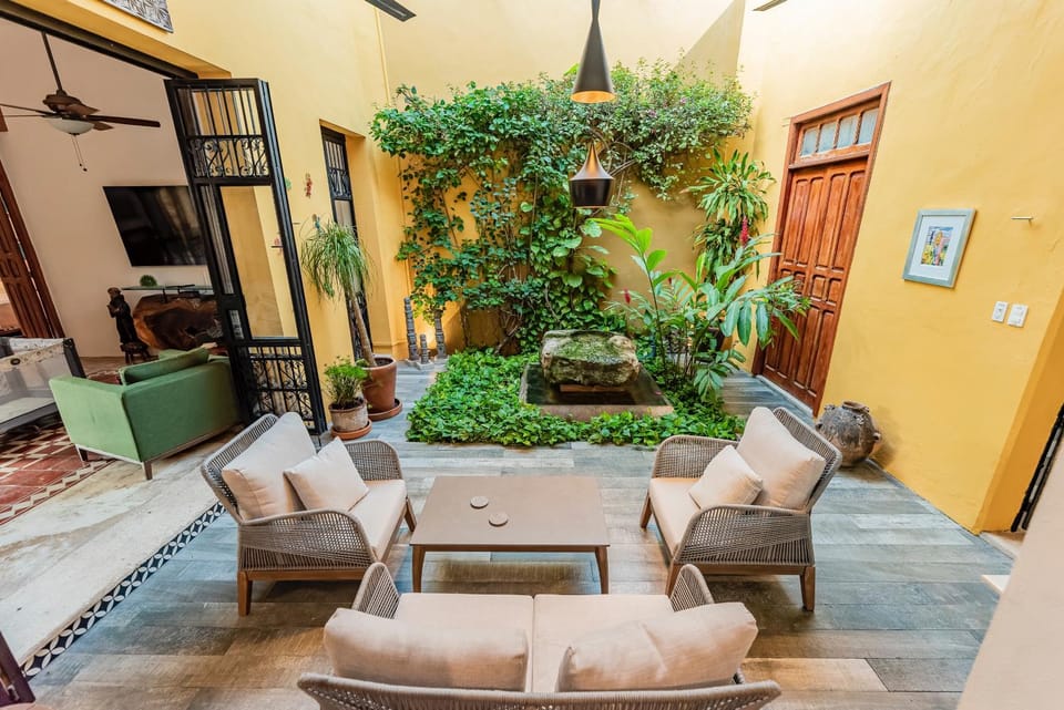 Seating area, Breakfast