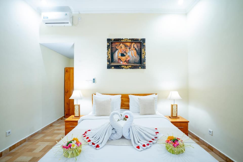 Bed, Decorative detail, Bedroom, towels, air conditioner