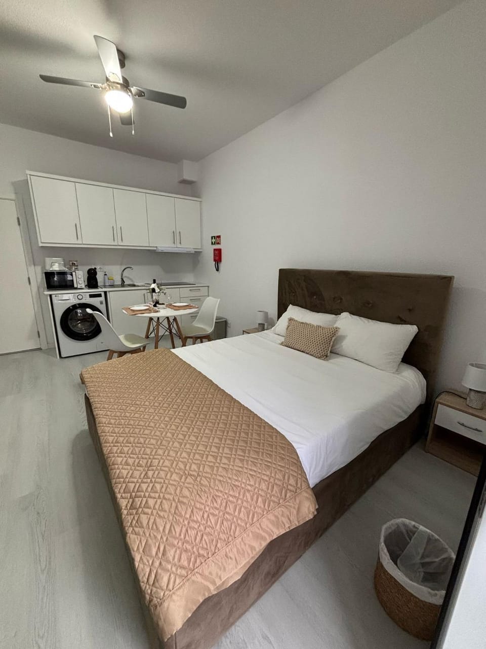 Bed, Kitchen or kitchenette, Bedroom, oven, stove