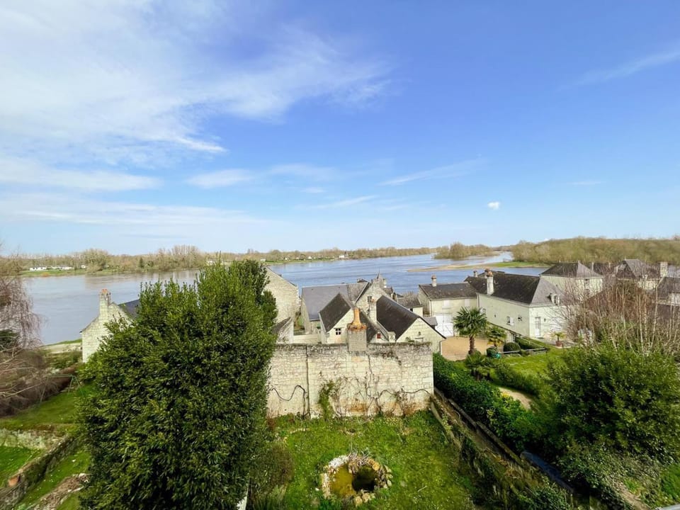 Gîte XIXè de charme à Candes-St-Martin avec jardin clos - FR-1-381-612 House in Centre-Val de Loire