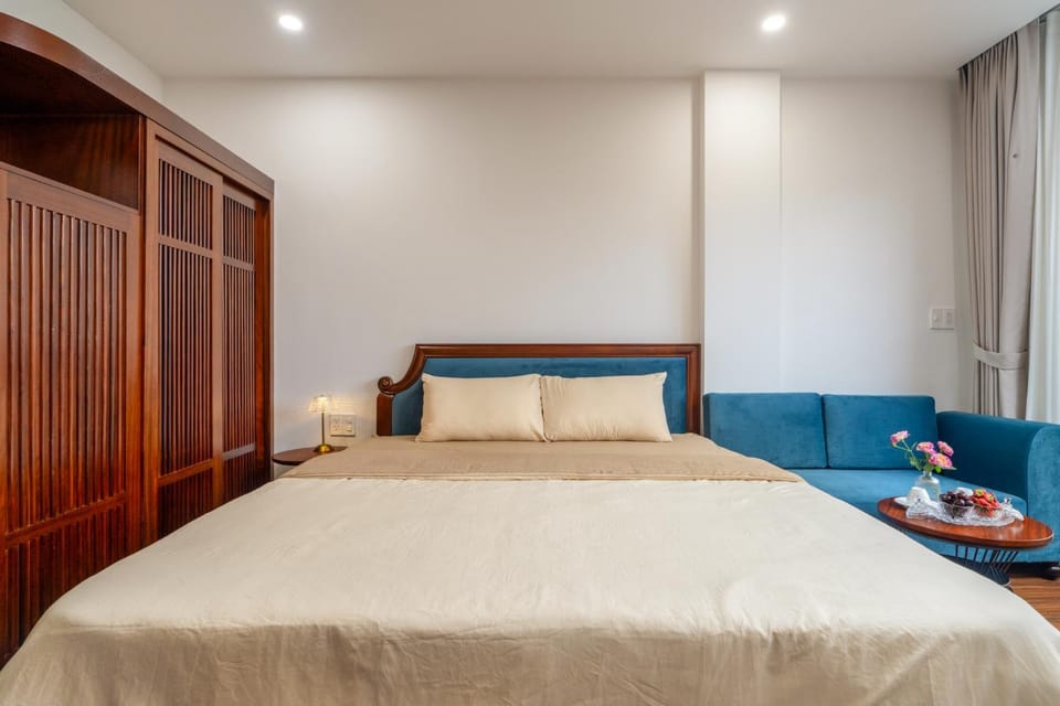 Bed, Photo of the whole room, Seating area, Bedroom, wardrobe