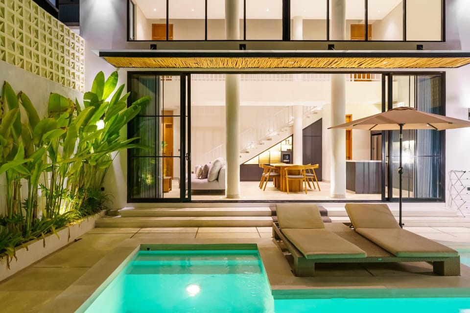 Facade/entrance, Night