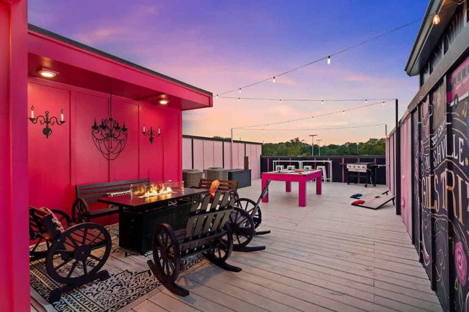 Disco Cowgirl Broadway 2miles - 8 Q beds - Rooftop - OMG House in Nashville