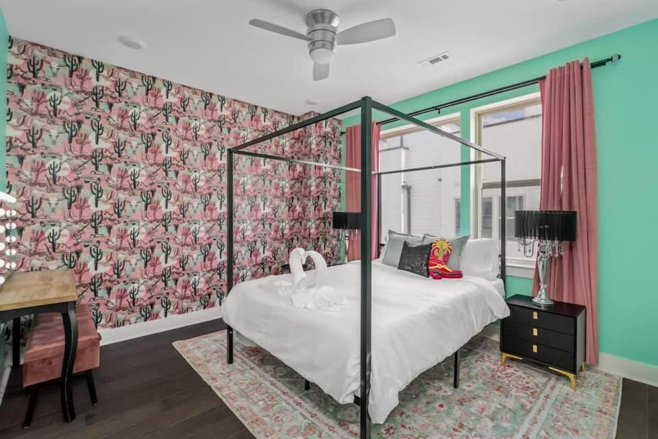 Disco Cowgirl Broadway 2miles - 8 Q beds - Rooftop - OMG House in Nashville