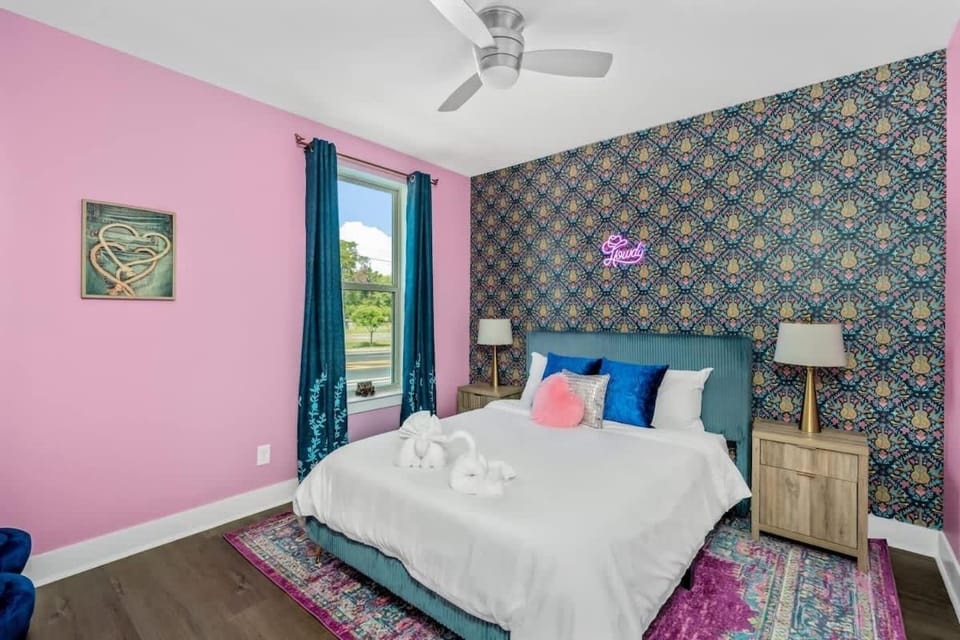Disco Cowgirl Broadway 2miles - 8 Q beds - Rooftop - OMG House in Nashville