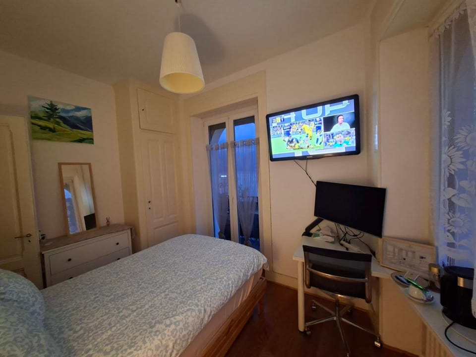Bed, TV and multimedia, View (from property/room), Bedroom, City view, Lake view, Mountain view