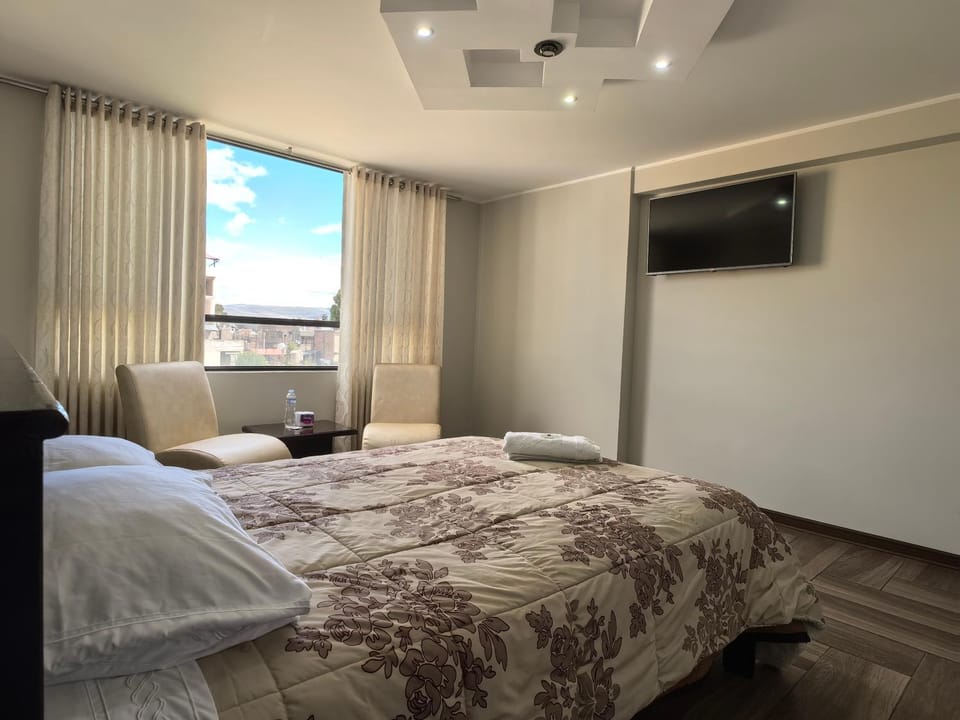 Shower, Bed, Bathroom, TV and multimedia, Photo of the whole room, Bedroom, Landmark view, Sunrise, Sunset, internet, towels, wardrobe