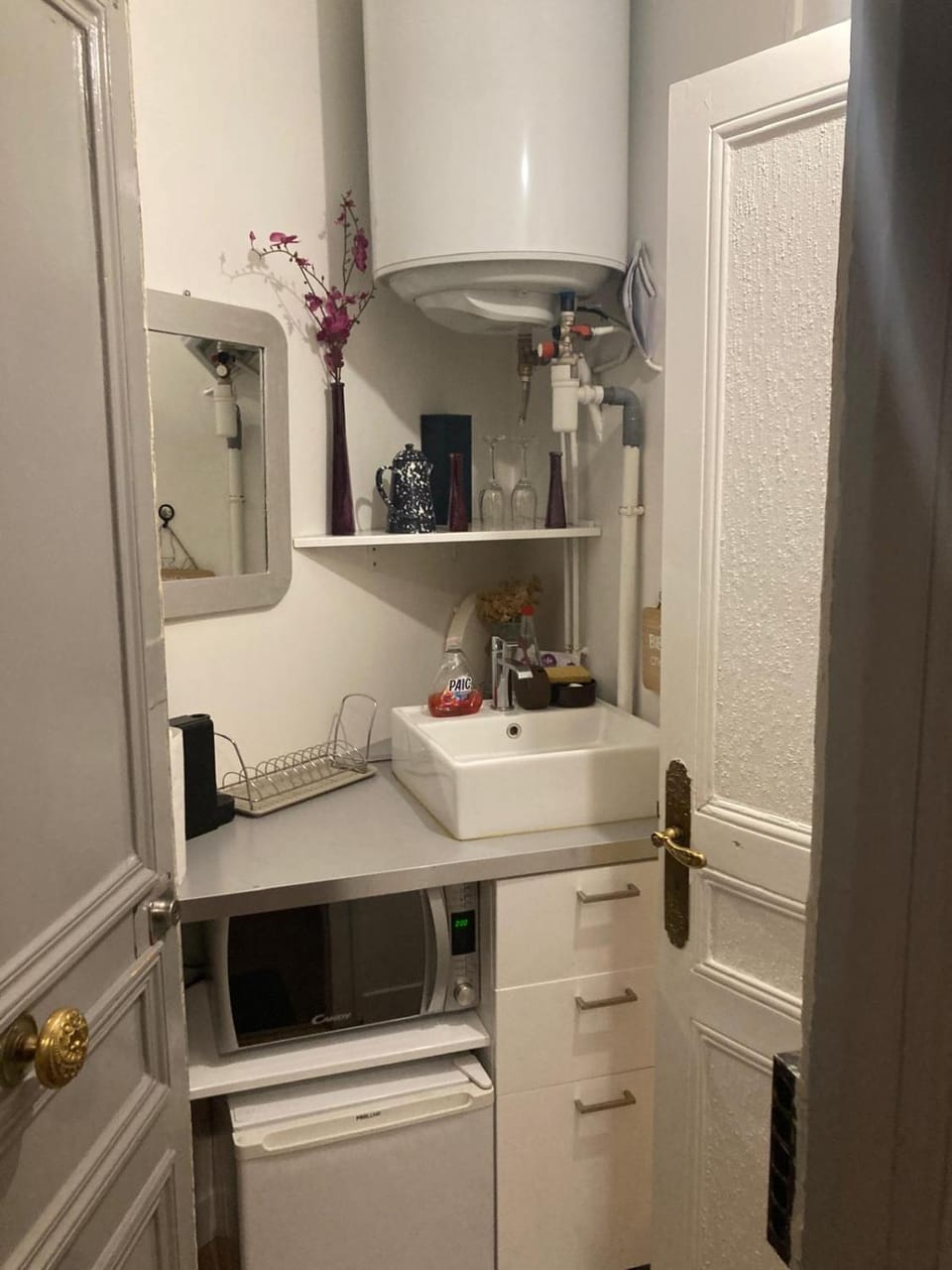 Kitchen or kitchenette