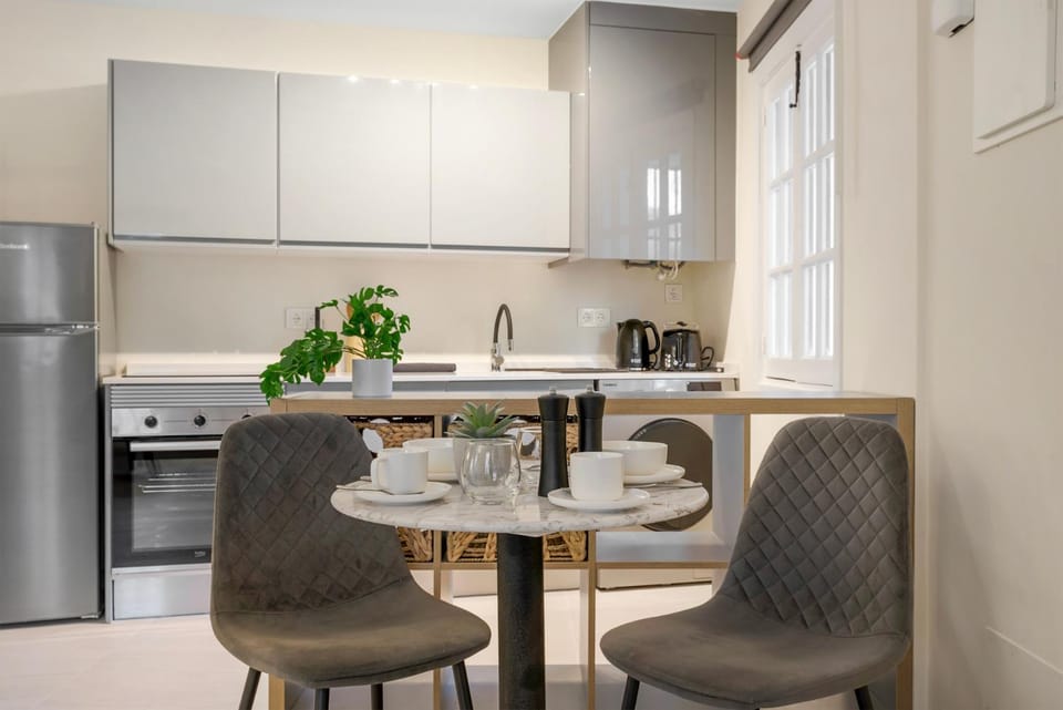 Coffee/tea facilities, Kitchen or kitchenette, Seating area, Dining area, oven, stove