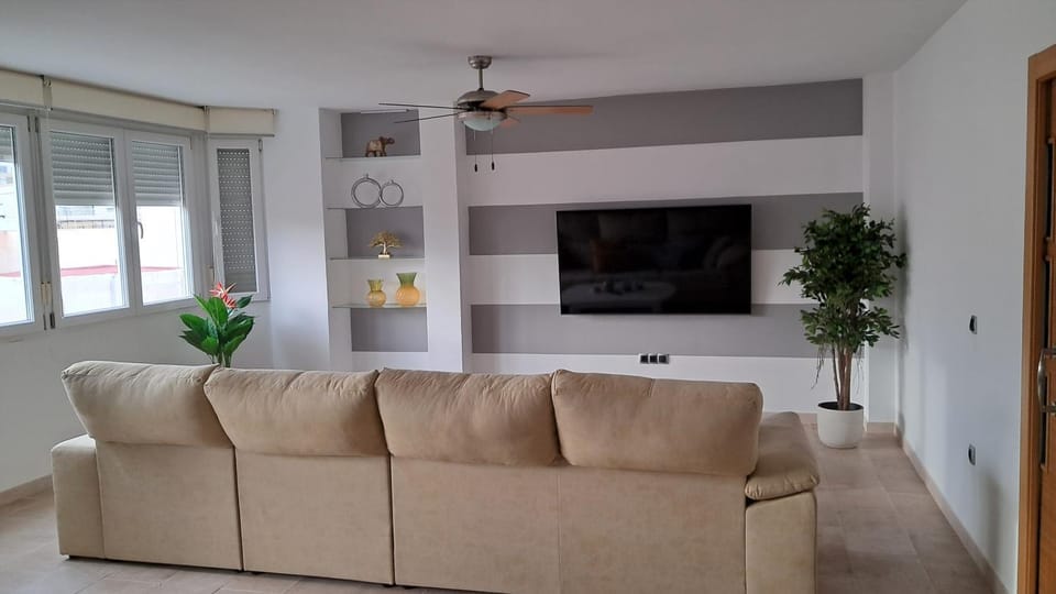 Communal lounge/ TV room, TV and multimedia, Living room, Seating area, Evening entertainment