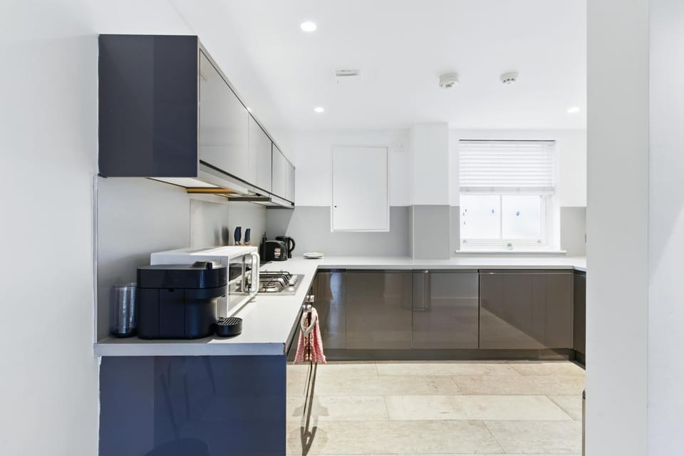 Coffee/tea facilities, Kitchen or kitchenette, dishwasher, oven, stove, toaster