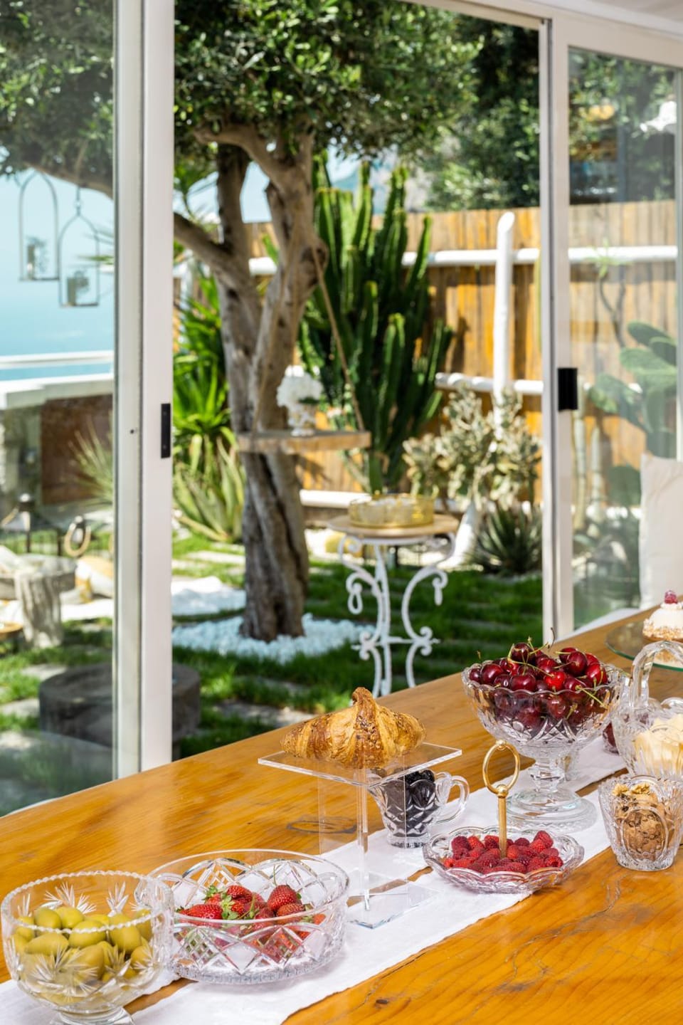 Day, Garden, Food and drinks, Dining area, Food, Garden view, Lunch, Dinner, Drinks, Alcoholic drinks