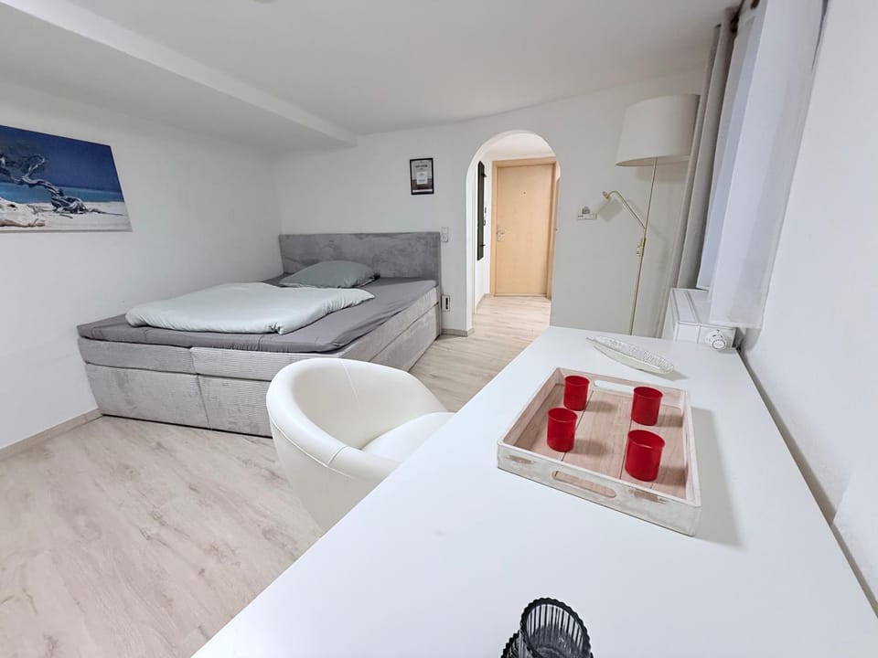 Bed, TV and multimedia, Living room, Photo of the whole room, Seating area, Bedroom