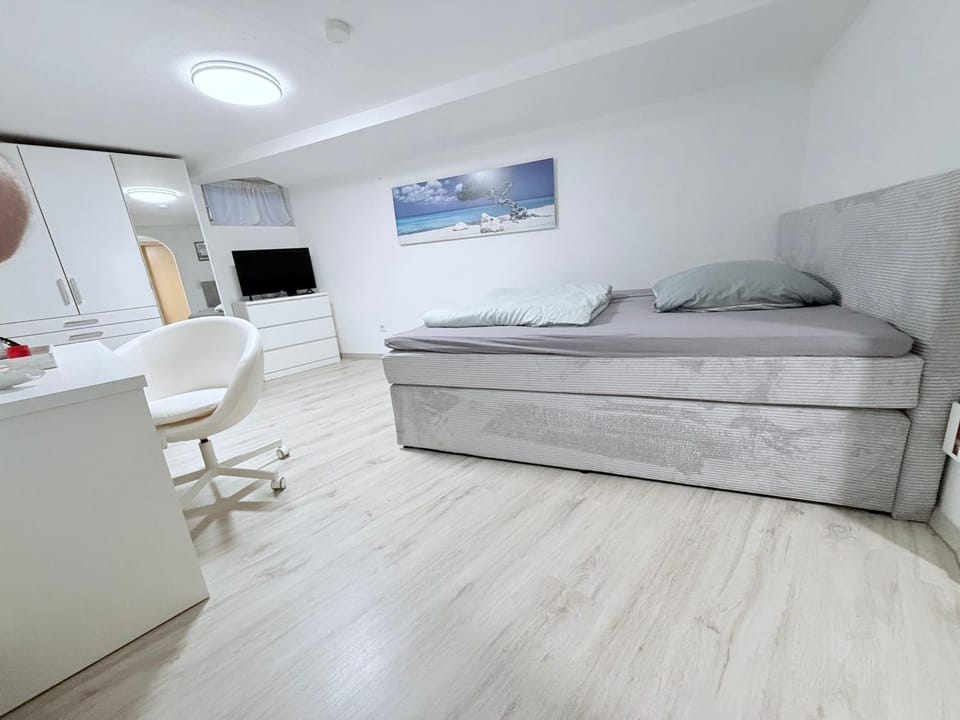 Bed, TV and multimedia, Living room, Photo of the whole room, Seating area, Bedroom