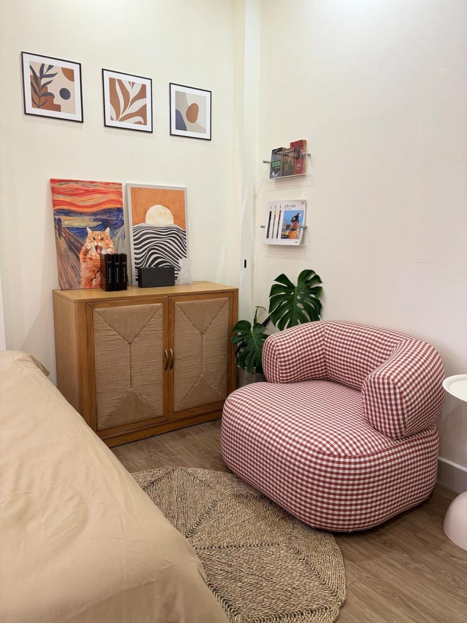 Bed, TV and multimedia, Living room, Photo of the whole room, Seating area, Bedroom