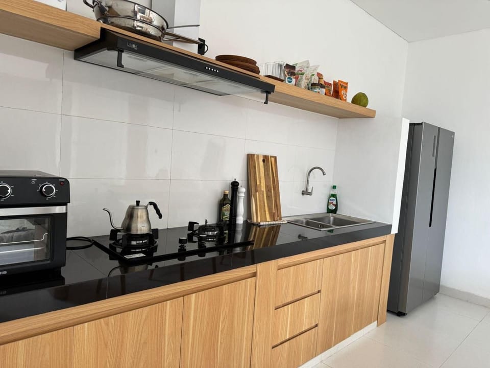 Kitchen or kitchenette, minibar, toaster