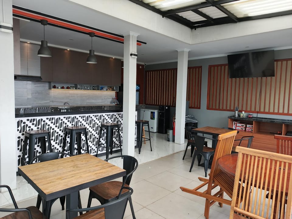 Restaurant/places to eat, Communal lounge/ TV room, TV and multimedia, Kitchen or kitchenette, Banquet/Function facilities, Evening entertainment, minibar