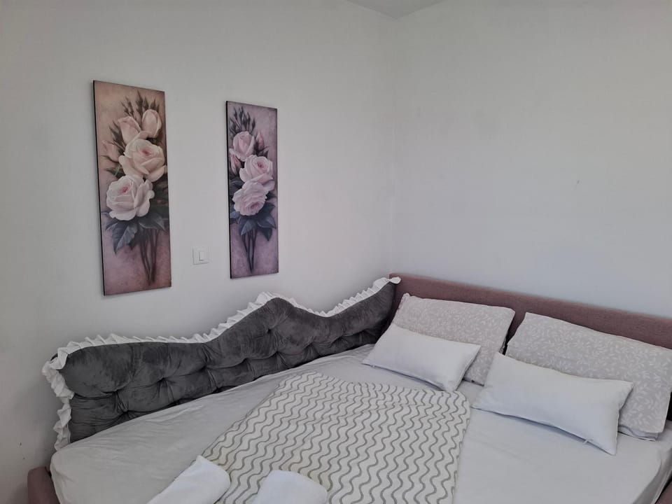 Bedroom, towels