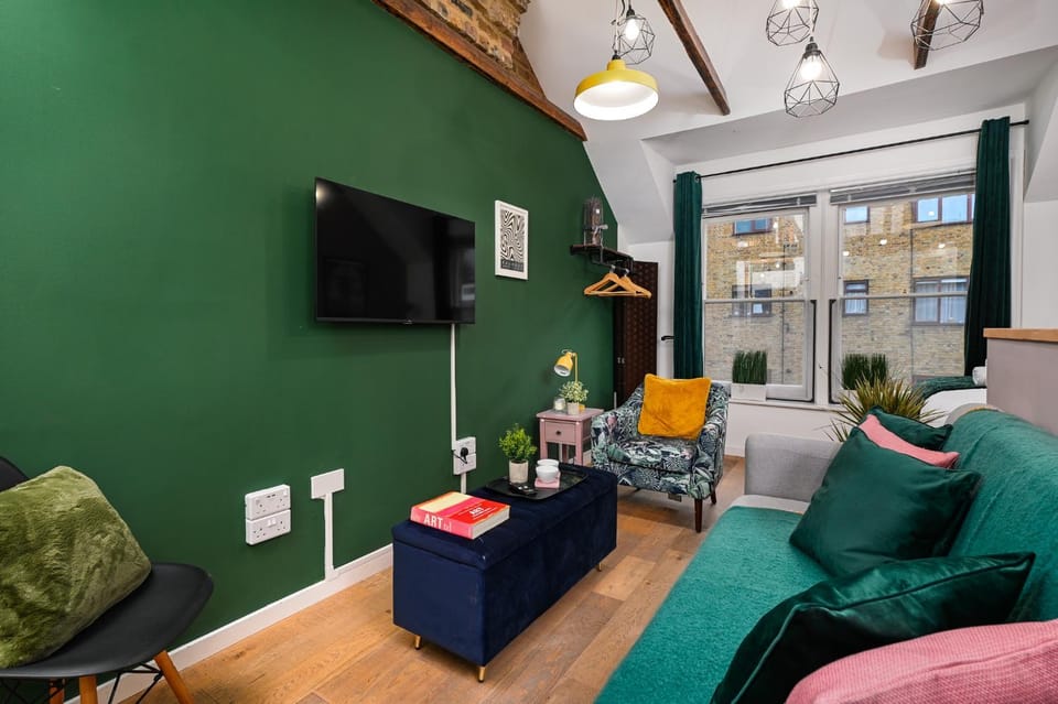 TV and multimedia, Living room, Seating area, Evening entertainment