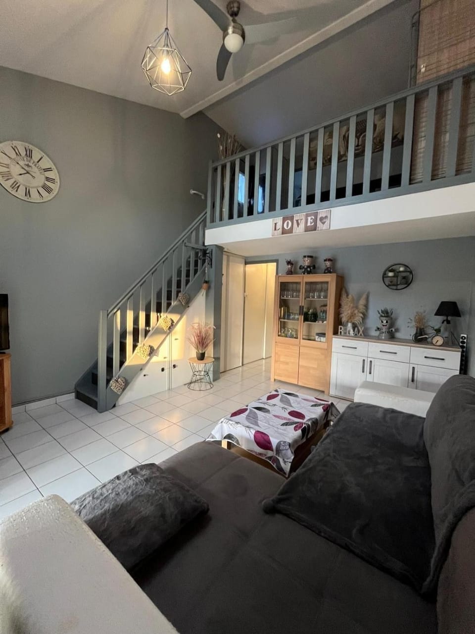 Bed, Living room