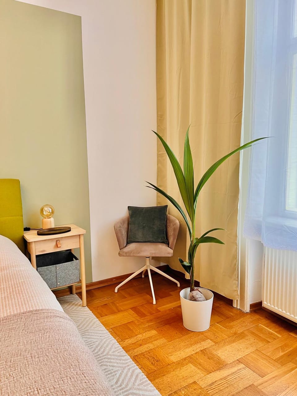 Bed, Photo of the whole room, Seating area, Bedroom
