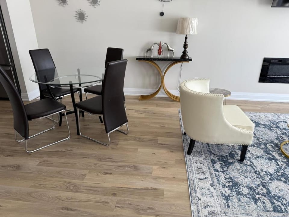 Cozy 3 Bedroom Townhome Hyde Park Mall & Western University House in London