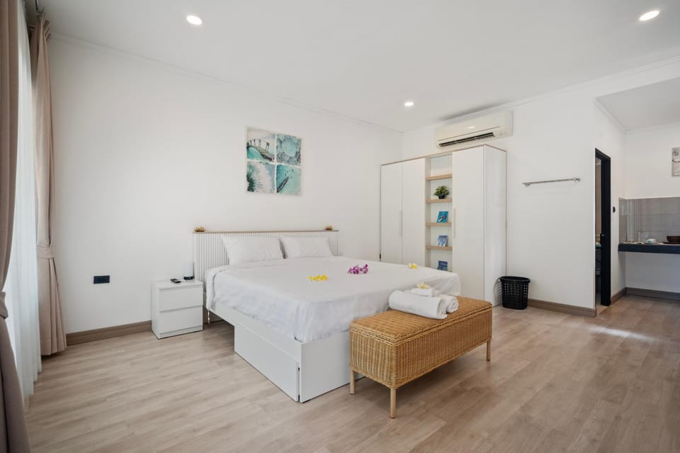Photo of the whole room, Bedroom