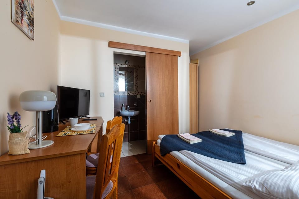 Bed, TV and multimedia, Photo of the whole room, Bedroom, wardrobe