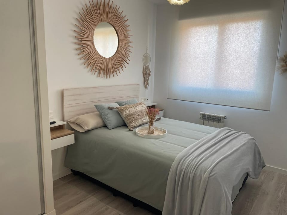 Bed, Photo of the whole room, Bedroom, internet