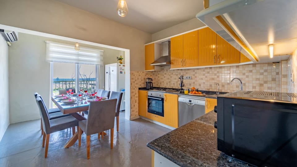 Kitchen or kitchenette, Seating area, Dining area, dishwasher, minibar, oven, stove, toaster